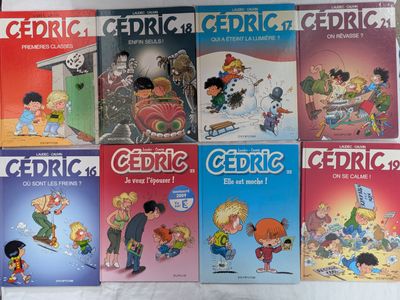 un grand nombre de bandes dessinées sur la table