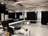 une image représentant une grande pièce avec de nombreux bureaux et ordinateurs