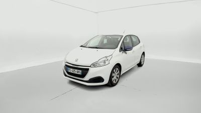 une voiture blanche dans une pièce blanche au sol blanc