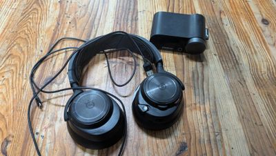 un casque audio et un chargeur posés sur un parquet