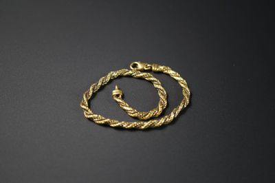 un bracelet plaqué or et un bracelet plaqué or sur un fond noir