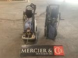 deux machines qui se trouvent côte à côte sur le sol
