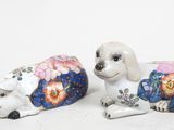 deux figurines représentant un chien et un mouton