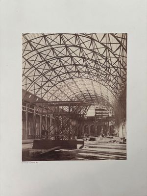 une vieille photo en noir et blanc d'un bâtiment avec un grand toit