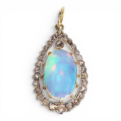 un pendentif en oplite et diamant