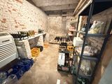 de nombreuses bouteilles de vin sur les étagères de la cave à vin