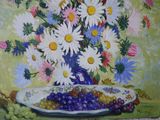 un tableau représentant des fleurs et des raisins dans un vase bleu