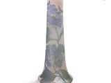 un vase en verre orné de fleurs sur fond blanc