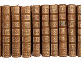 une pile de vieux livres empilés les uns sur les autres