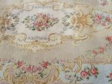 un tapis orné d'un motif floral posé au sol