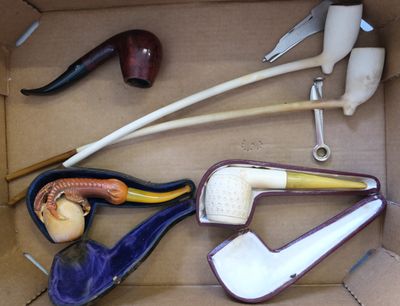 une boîte contenant de nombreux types de pipes à fumer