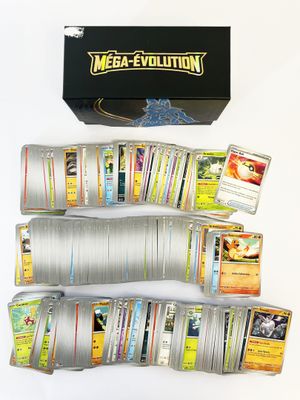 beaucoup de cartes dans une boîte posée sur la table