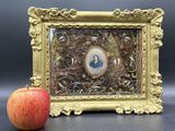 la photo d'une femme dans un cadre, à côté d'une pomme