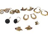 plusieurs paires de boucles d'oreilles posées sur une surface blanche