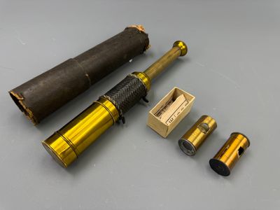 un gros plan sur un télescope et d'autres objets posés sur une table