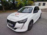 une voiture blanche garée sur le bord de la route