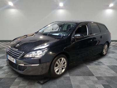 la photo d'une voiture noire garée sur un sol en damier