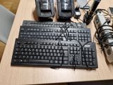 un clavier, une souris et un téléphone portable posés sur une table