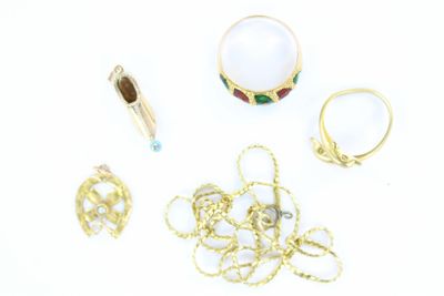 beaucoup de bijoux en or sur une surface blanche