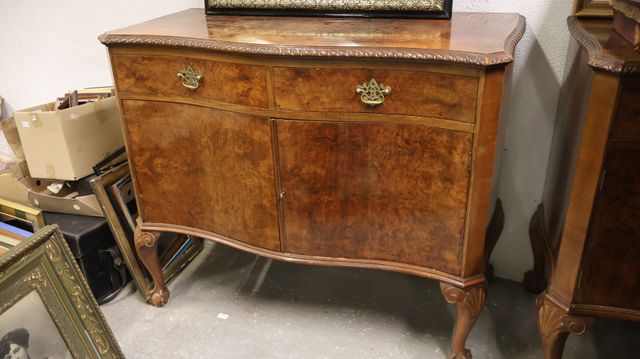 Buffet bas de style Regency en acajou moucheté ouvrant à deux por...