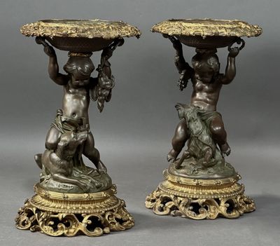 Paire de SUJETS formant partie de garniture de cheminée en b…