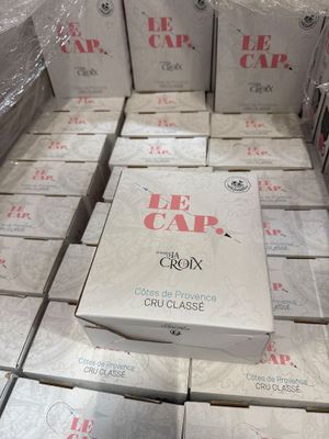 Des paquets de cigarettes sont empilés les uns sur les autres dans un magasin