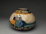 un vase avec un tableau posé sur une table
