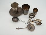 de nombreux objets en argent posés sur une table blanche
