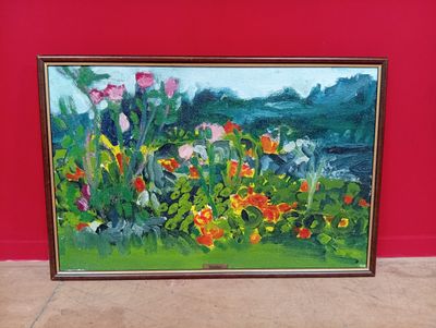 une peinture à l'huile représentant un tableau de fleurs sur un mur rouge