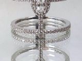 une photo d'une bague en diamant exposée sur une table