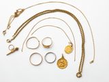 une collection de bijoux en or comprenant des bagues, des colliers et des bagues