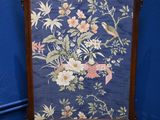 un vieux cadre en bois orné d'un motif floral