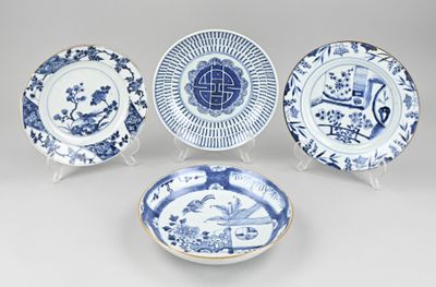quatre assiettes bleues et blanches ornées de motifs représentant des oiseaux et des fleurs