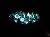 de très jolis diamants bleus sur un fond noir