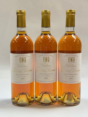 trois bouteilles de vin posées l'une à côté de l'autre sur une table