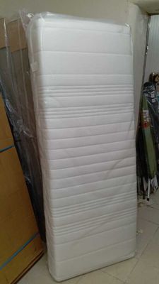 un matelas posé dans un coin de la pièce
