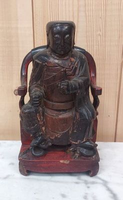statue représentant un homme assis sur une chaise, avec un chien sur les genoux