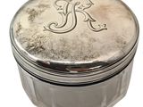 une petite boîte en argent portant un monogramme