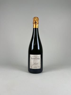 une bouteille de vin posée sur une table blanche