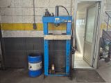 une machine bleue posée à côté d'un tonneau bleu