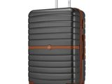une valise noire à roulettes, avec une poignée marron