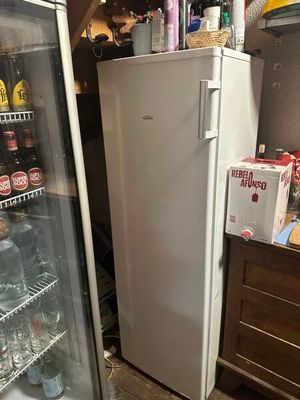un réfrigérateur situé à côté d'un autre réfrigérateur dans une cuisine