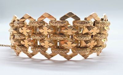 une image d'un bracelet en or sur fond blanc