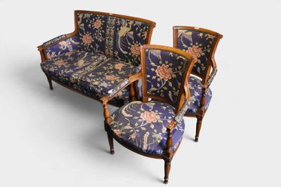 trois chaises et un canapé dont le dossier est recouvert d'un tissu à motifs floraux