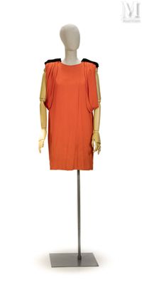une robe orange posée sur un mannequin, sur fond blanc
