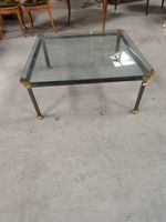 Une table basse carrée piètement métal et dessus verre. (photo 2)
