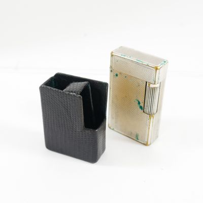 un étui à cigarettes et un briquet posés l'un à côté de l'autre sur une table
