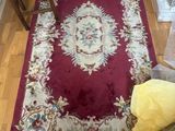 un tapis rouge posé au sol dans un salon