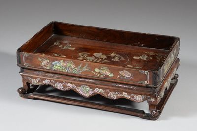 une petite boîte en bois ornée d'un motif floral