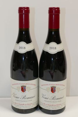 deux bouteilles de vin posées sur une table l'une à côté de l'autre